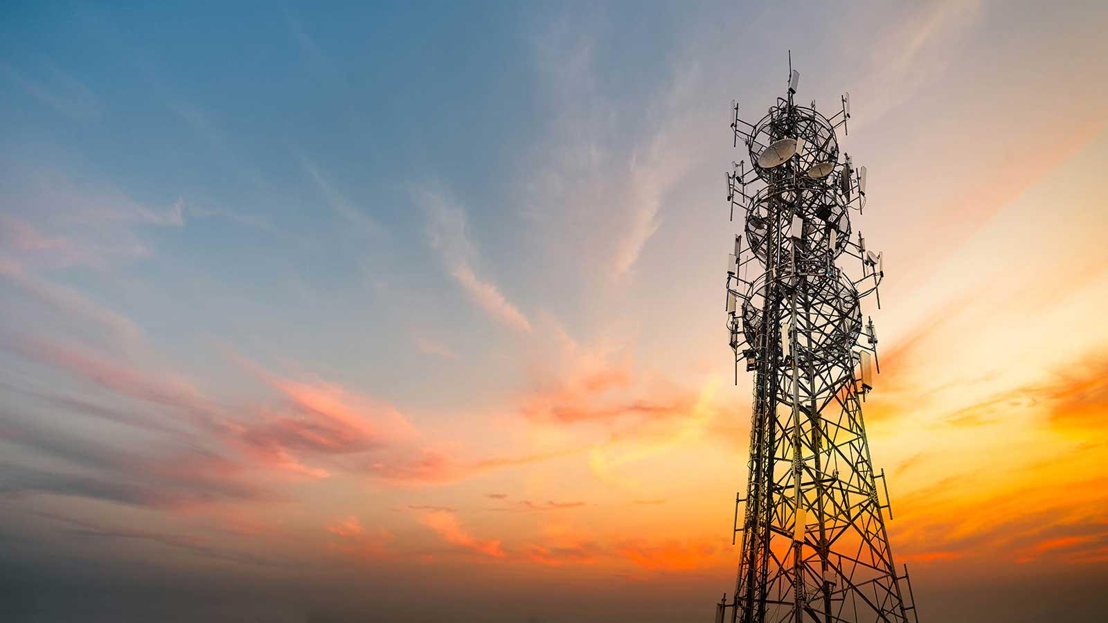 Communications tower at sunset representing Electrical Engineering programs at esball国际平台客户端